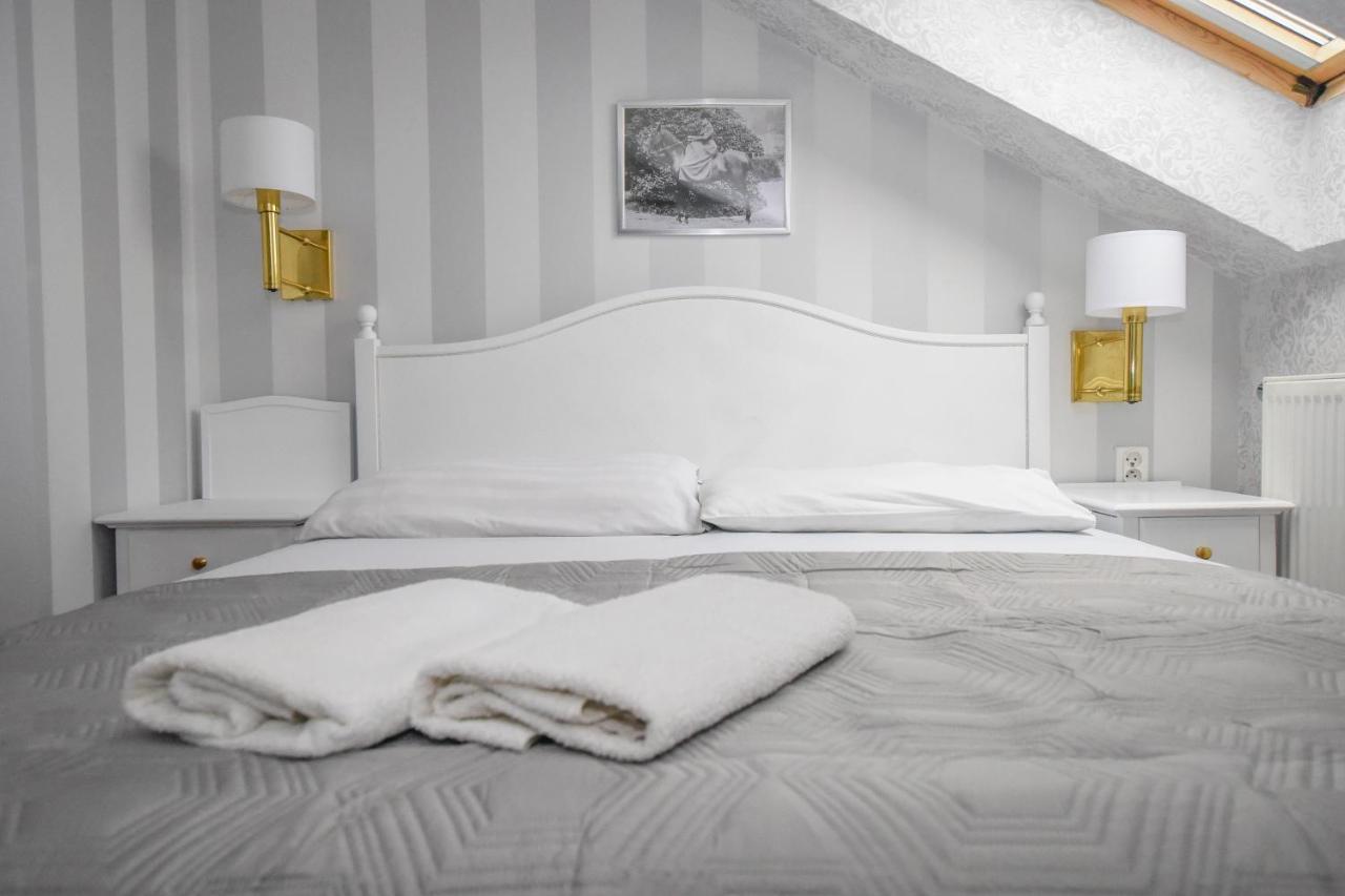 Dwor Ostoia Hotel Rymanów Kültér fotó