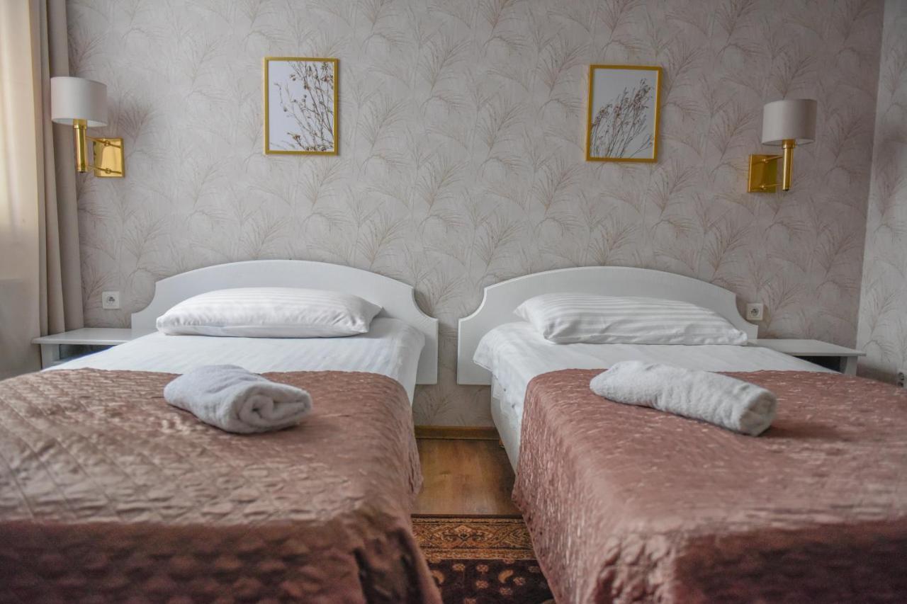 Dwor Ostoia Hotel Rymanów Kültér fotó