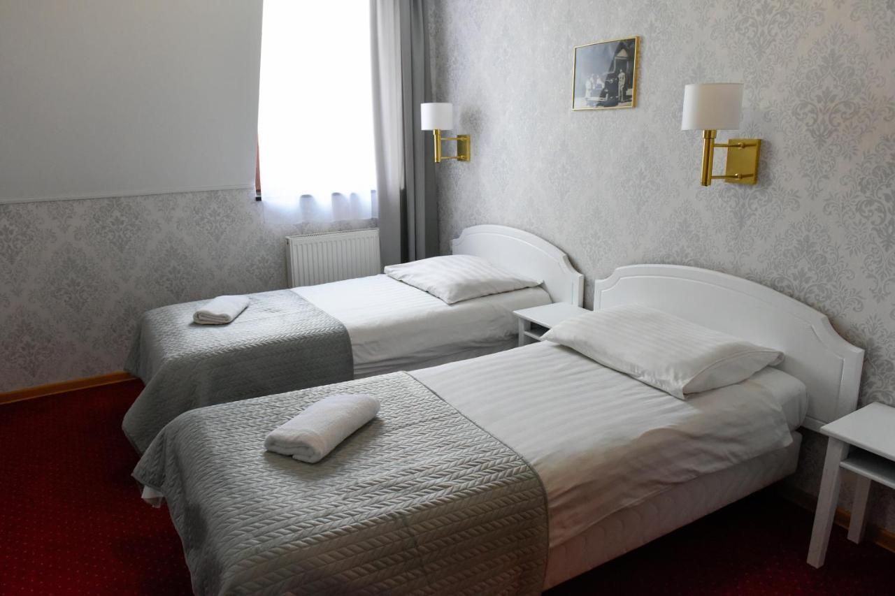 Dwor Ostoia Hotel Rymanów Kültér fotó