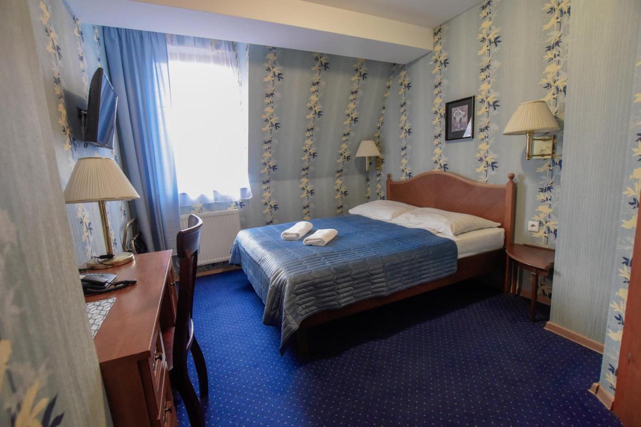 Dwor Ostoia Hotel Rymanów Kültér fotó