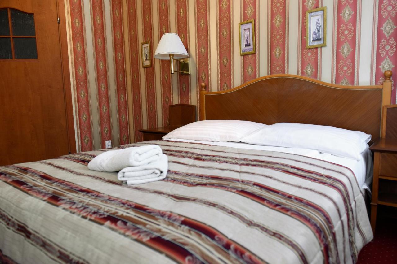 Dwor Ostoia Hotel Rymanów Kültér fotó