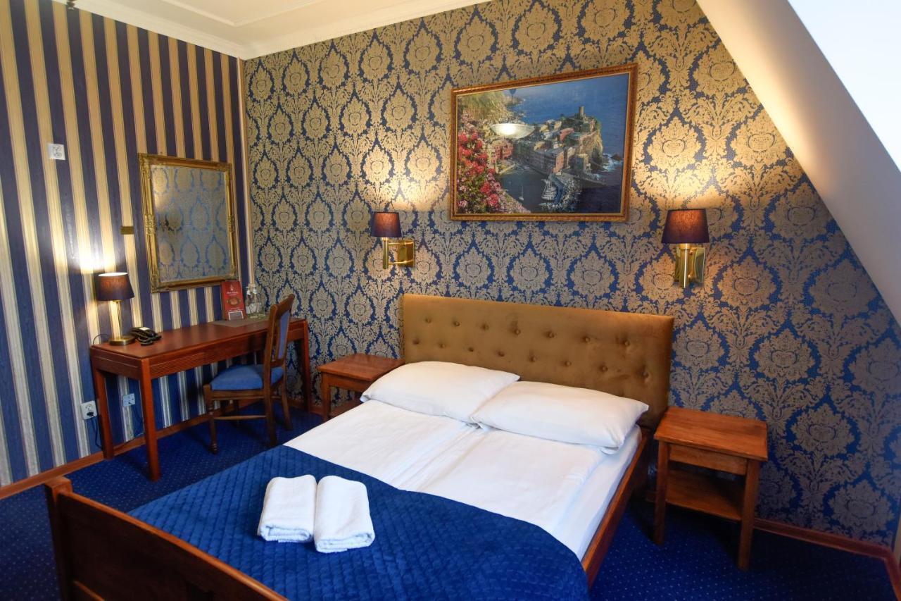 Dwor Ostoia Hotel Rymanów Kültér fotó