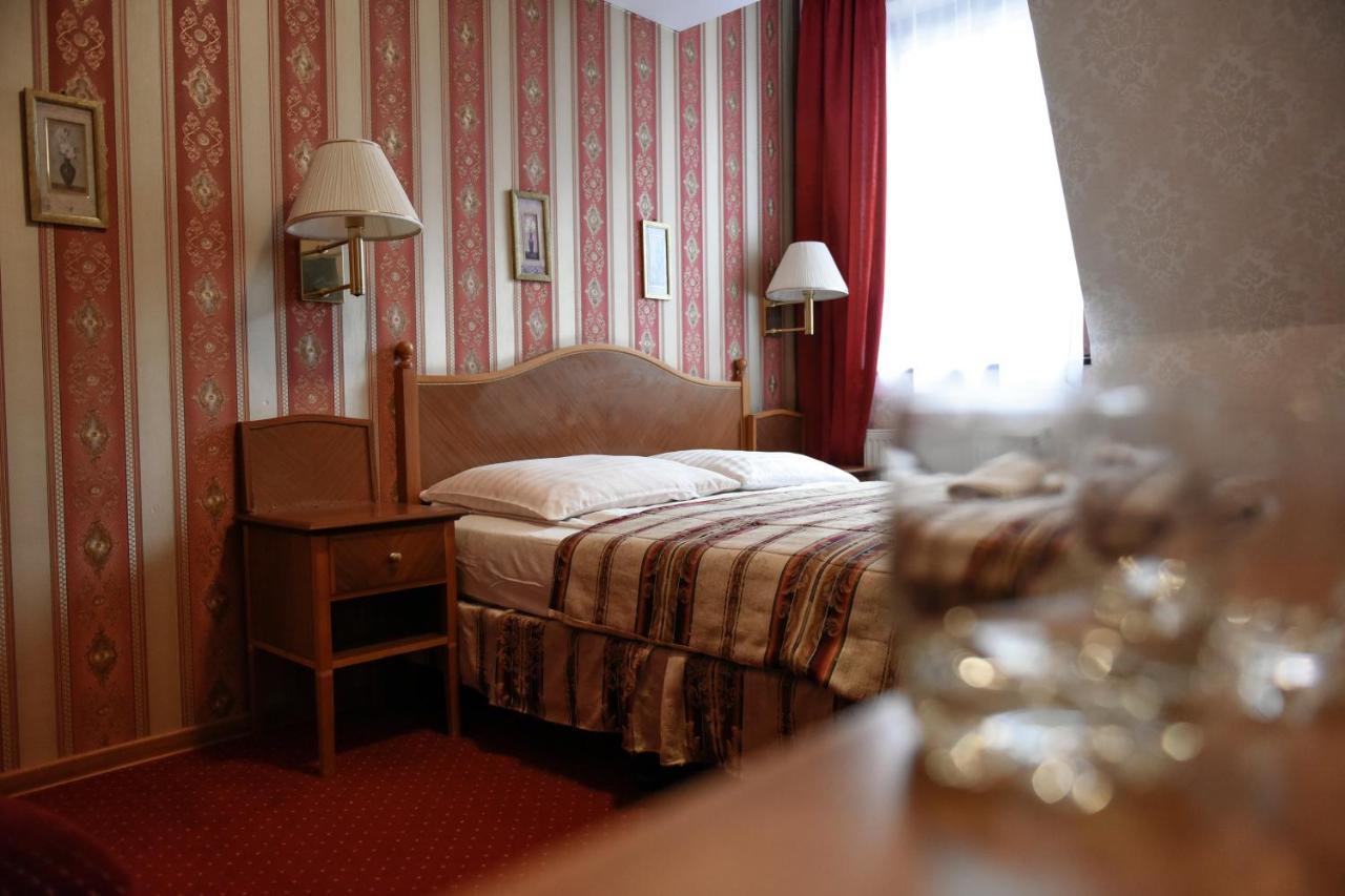 Dwor Ostoia Hotel Rymanów Kültér fotó
