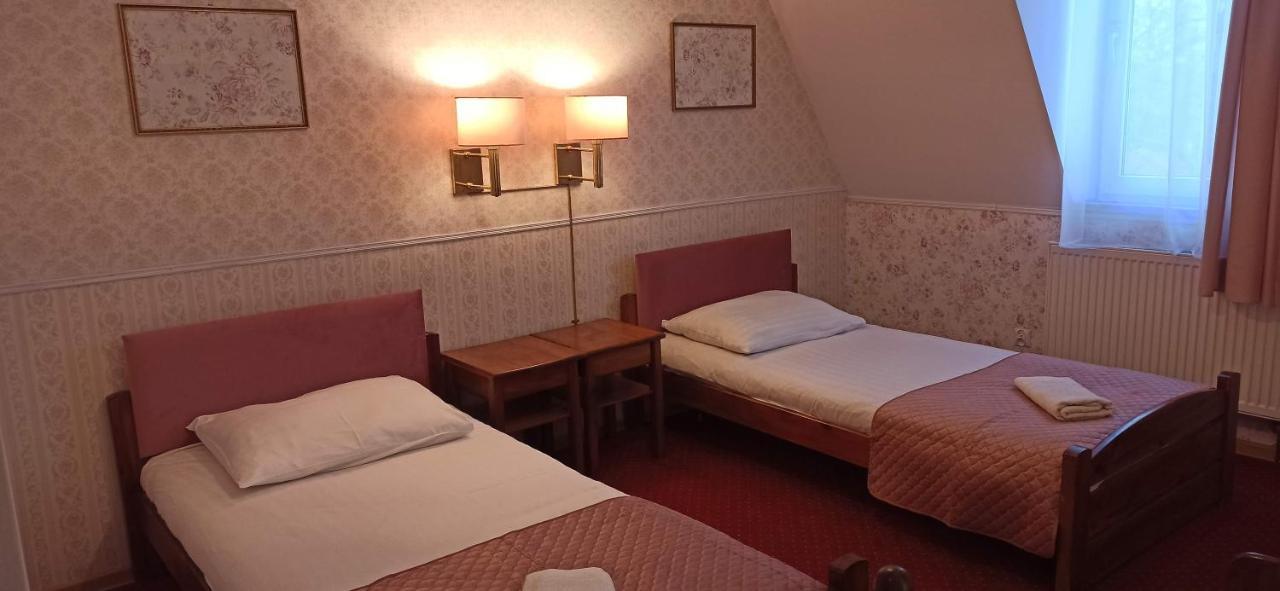 Dwor Ostoia Hotel Rymanów Kültér fotó