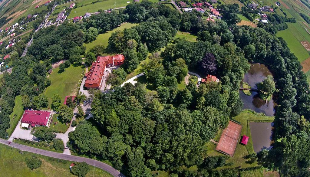 Dwor Ostoia Hotel Rymanów Kültér fotó