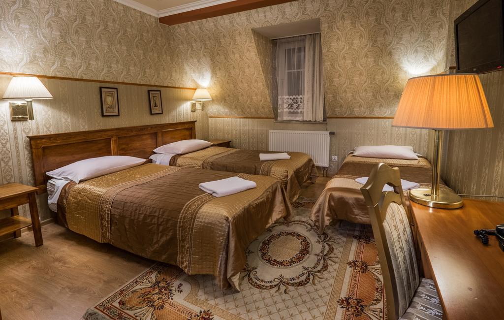 Dwor Ostoia Hotel Rymanów Kültér fotó