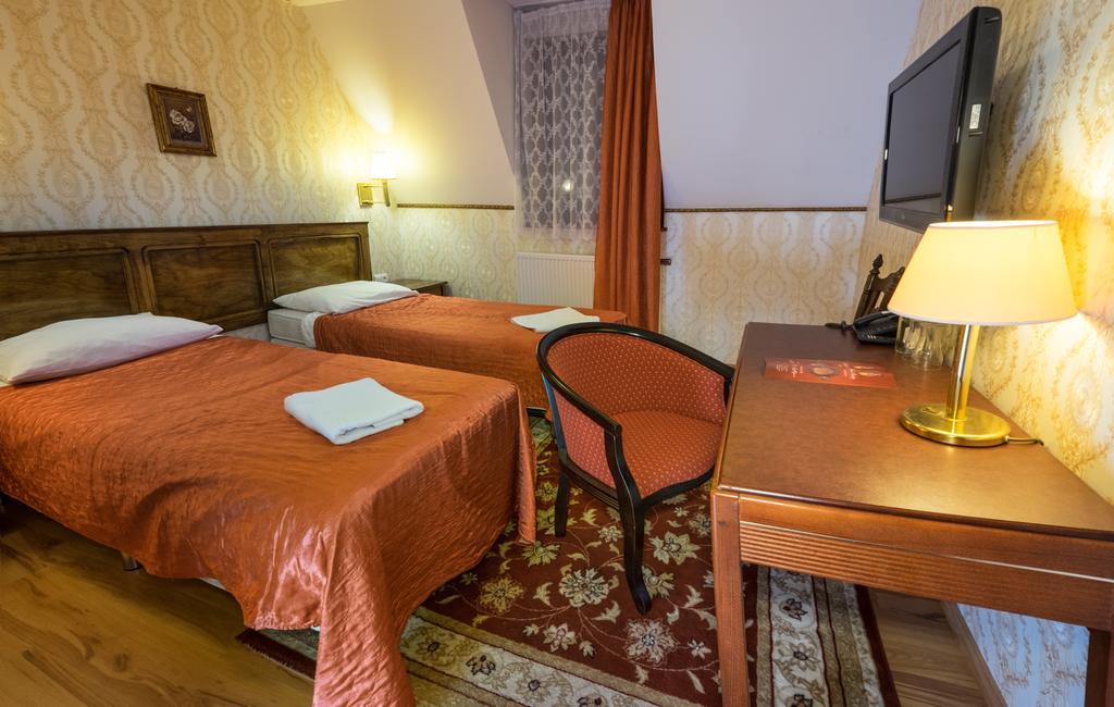 Dwor Ostoia Hotel Rymanów Kültér fotó