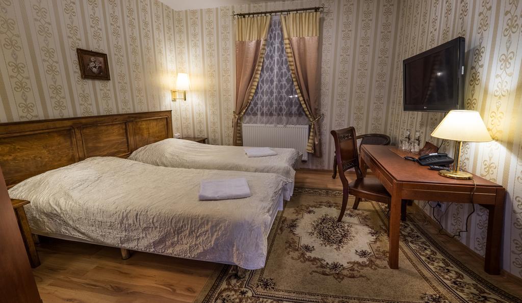 Dwor Ostoia Hotel Rymanów Kültér fotó