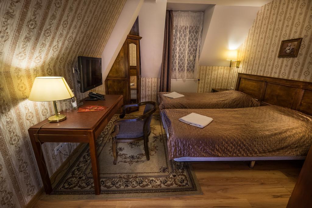 Dwor Ostoia Hotel Rymanów Kültér fotó