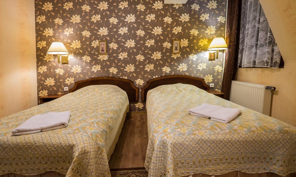 Dwor Ostoia Hotel Rymanów Kültér fotó