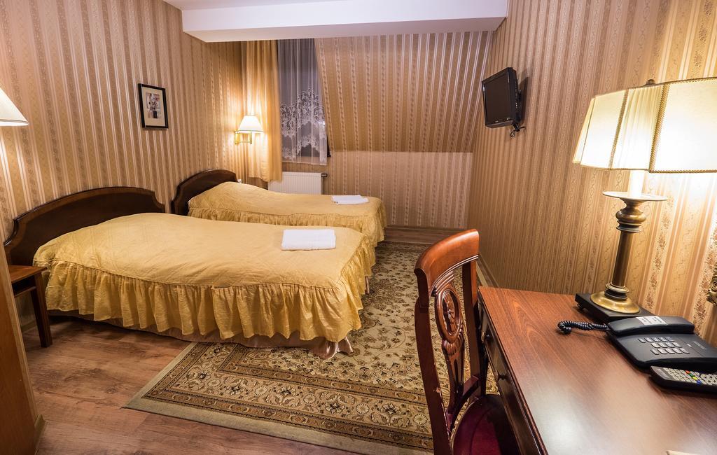 Dwor Ostoia Hotel Rymanów Kültér fotó