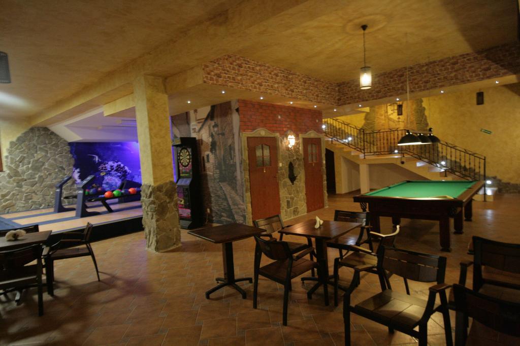 Dwor Ostoia Hotel Rymanów Kültér fotó